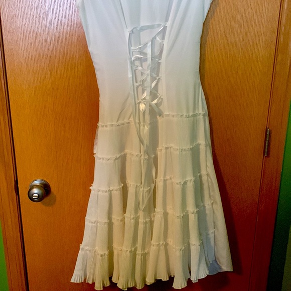 Fun frilly white dress - Picture 3 of 3